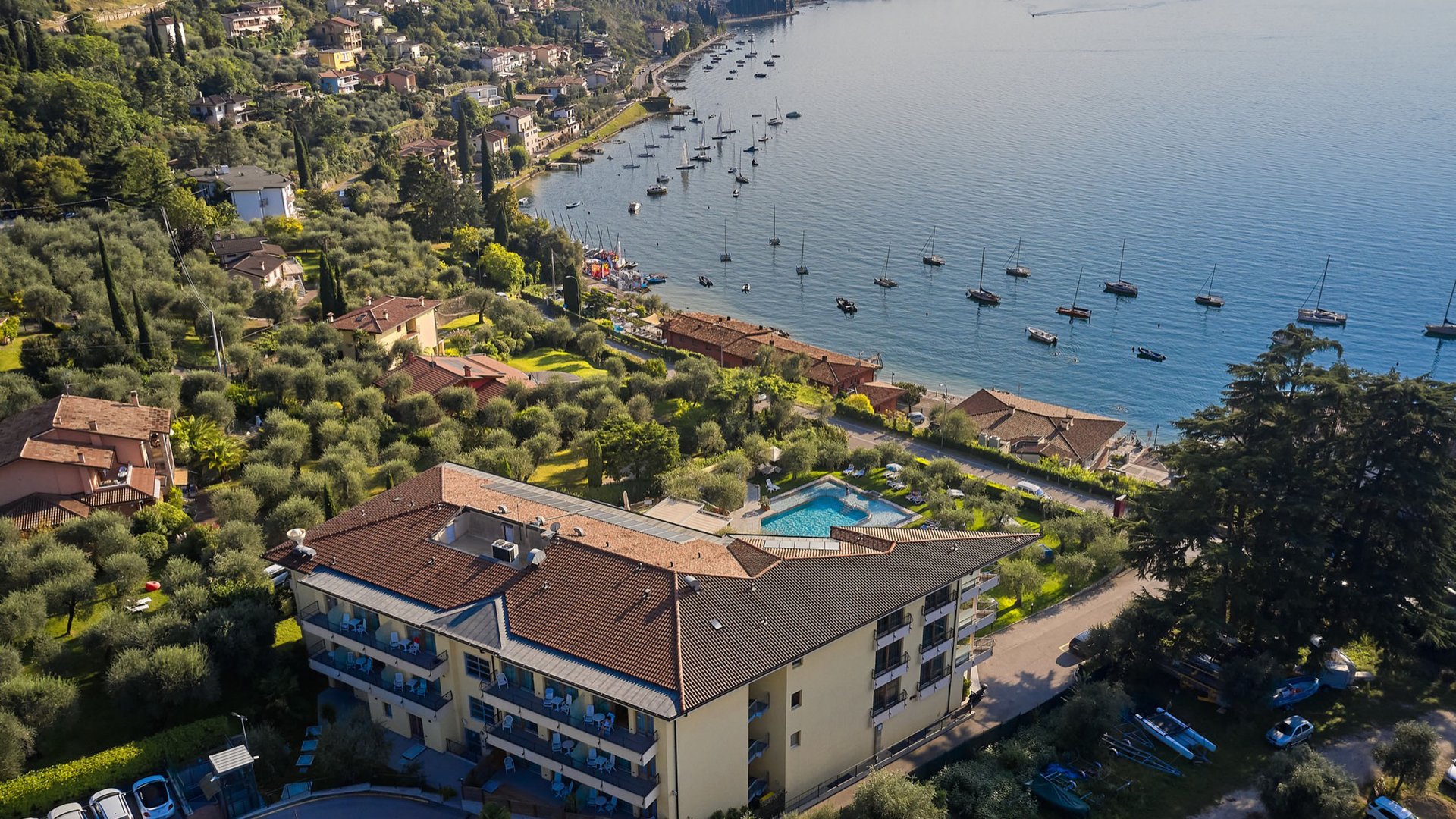 Looking for a suite at Lake Garda?